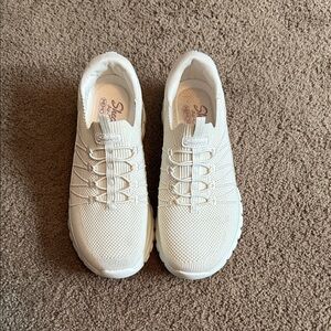 Skechers Women's Cream Stretch Fit Air Cooled Memory Foam Sneakers Size 8 1/2